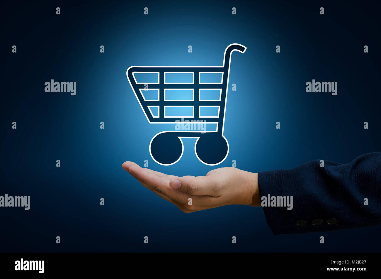 Imprenditore mano Cart shopping il mondo della tecnologia digitale per lo shopping delle transazioni su internet Trading sul mondo online pay dept. Le tonalità blu Foto Stock