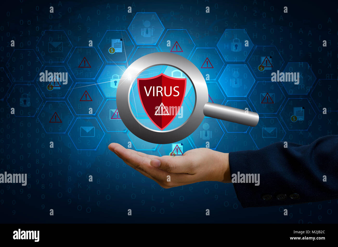 Proteggere il mondo cyber imprenditore computer scudo di protezione virus punto esclamativo rosso Avvertenza e Attenzione Computer nel buio con virus word Foto Stock