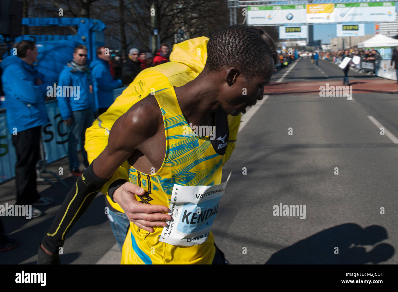 Berlin Half Marathon 2013 , Jacob Kendagor aiutato da alcuni uno dell'organizzazione. Foto Stock
