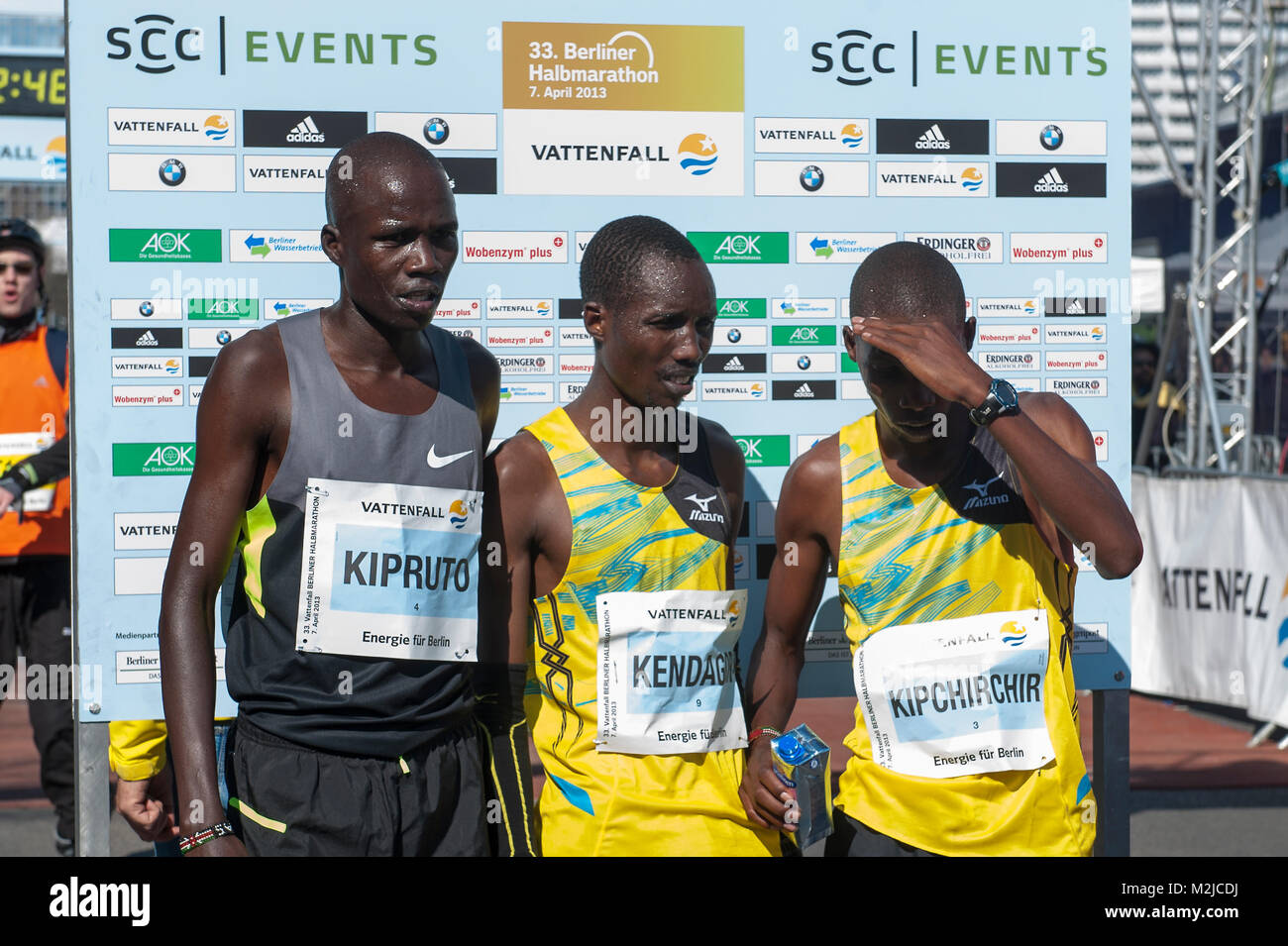 Berlin Half Marathon 2013 con la vittoria nella categoria dei keniani uomo, Jacob Kendagor 59:11 minuti per la prima e seconda Silas Kipruto con 59:31 minuti e la terza per la Victor Kipchirchir con 59:39 minuti Foto Stock