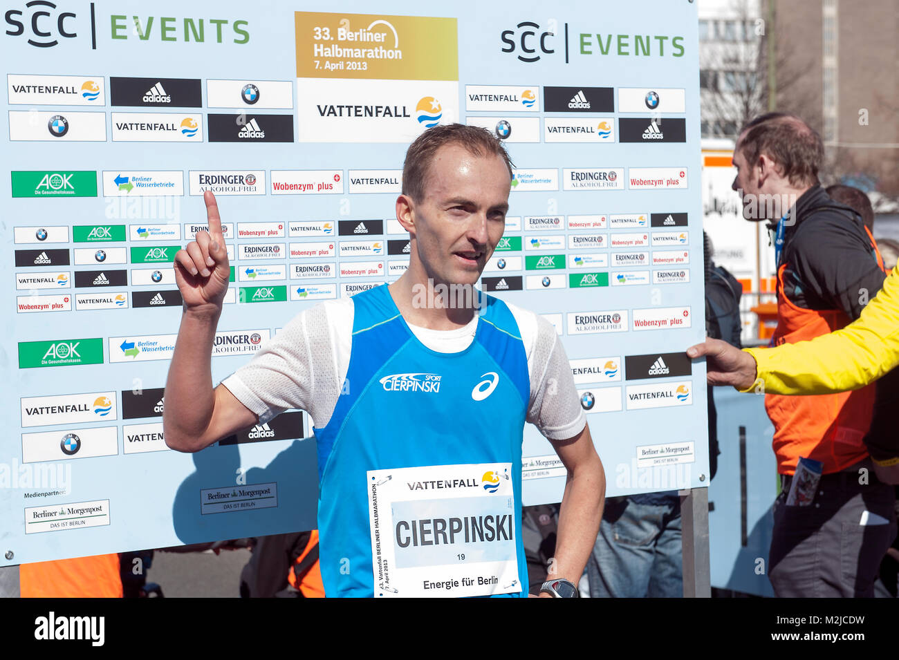 Berlin Half Marathon 2013 1a Tedesco per attraversare la linea, Fal Cierpinski con 1:05:46. Foto Stock