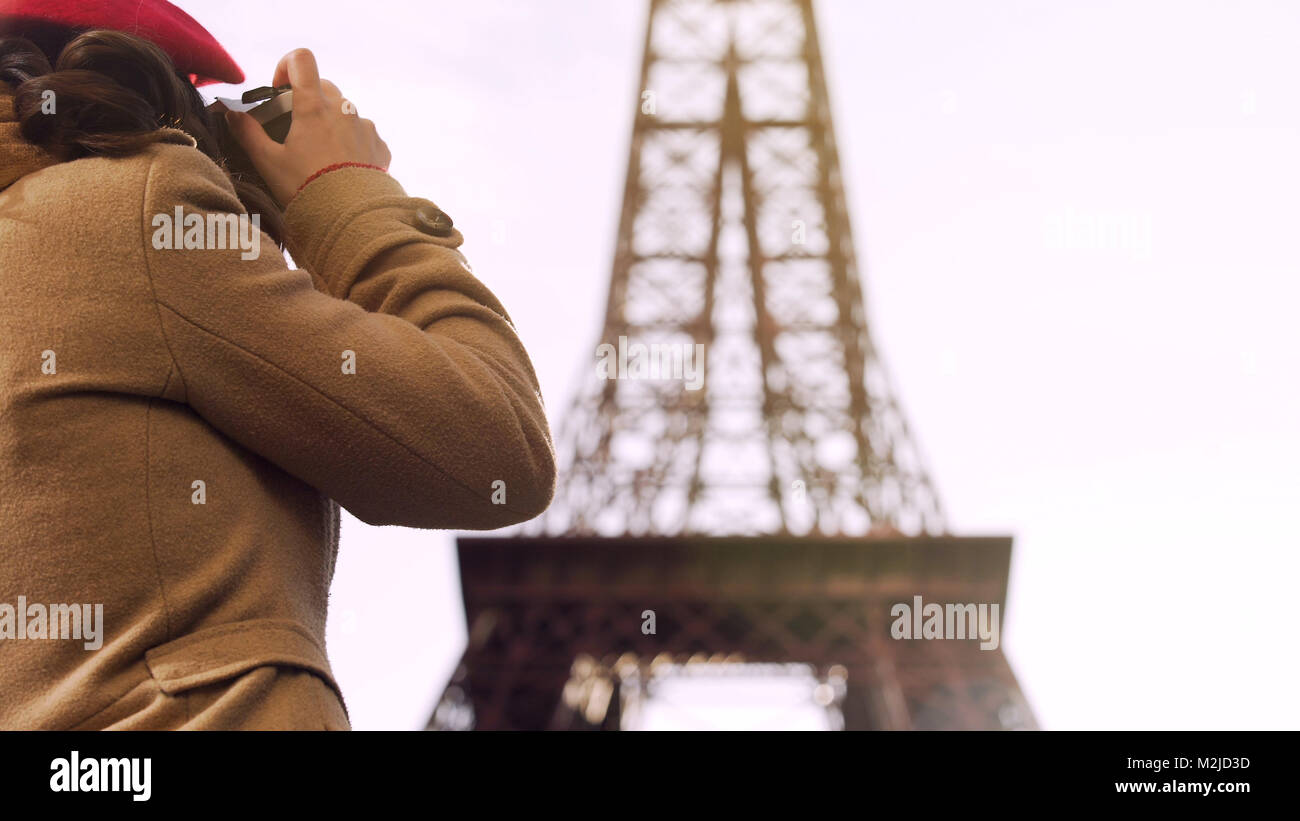 Turista femminile fotografare la Torre Eiffel, la spesa di vacanza a Parigi, viaggio, stock footage Foto Stock