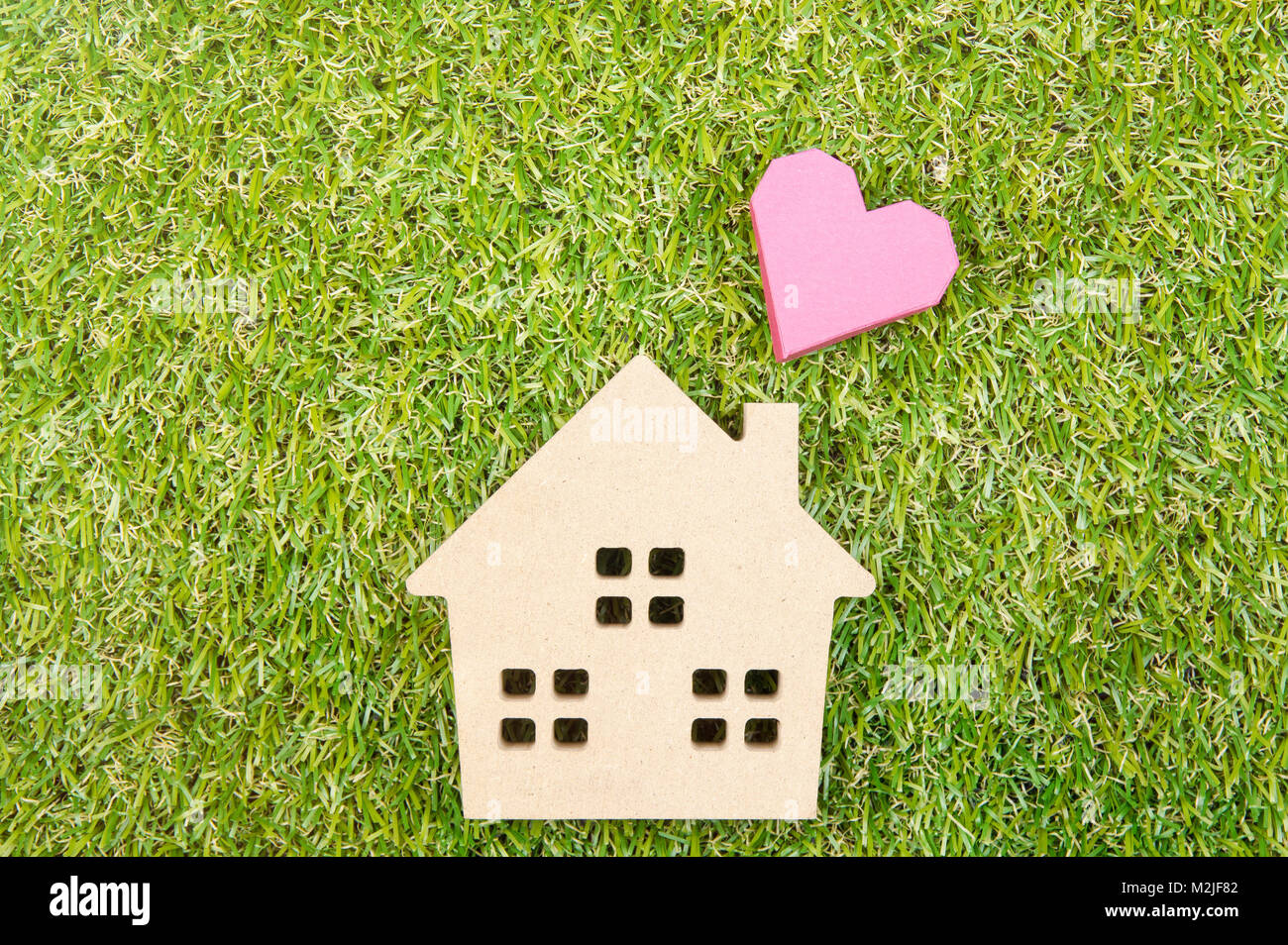 Casa in legno giocattolo e box carta cuore rosso forma sul terreno erba  verde con spazio copia.immobiliare di concetto, casa nuova nozione, amore casa  concetto, Finan Foto stock - Alamy