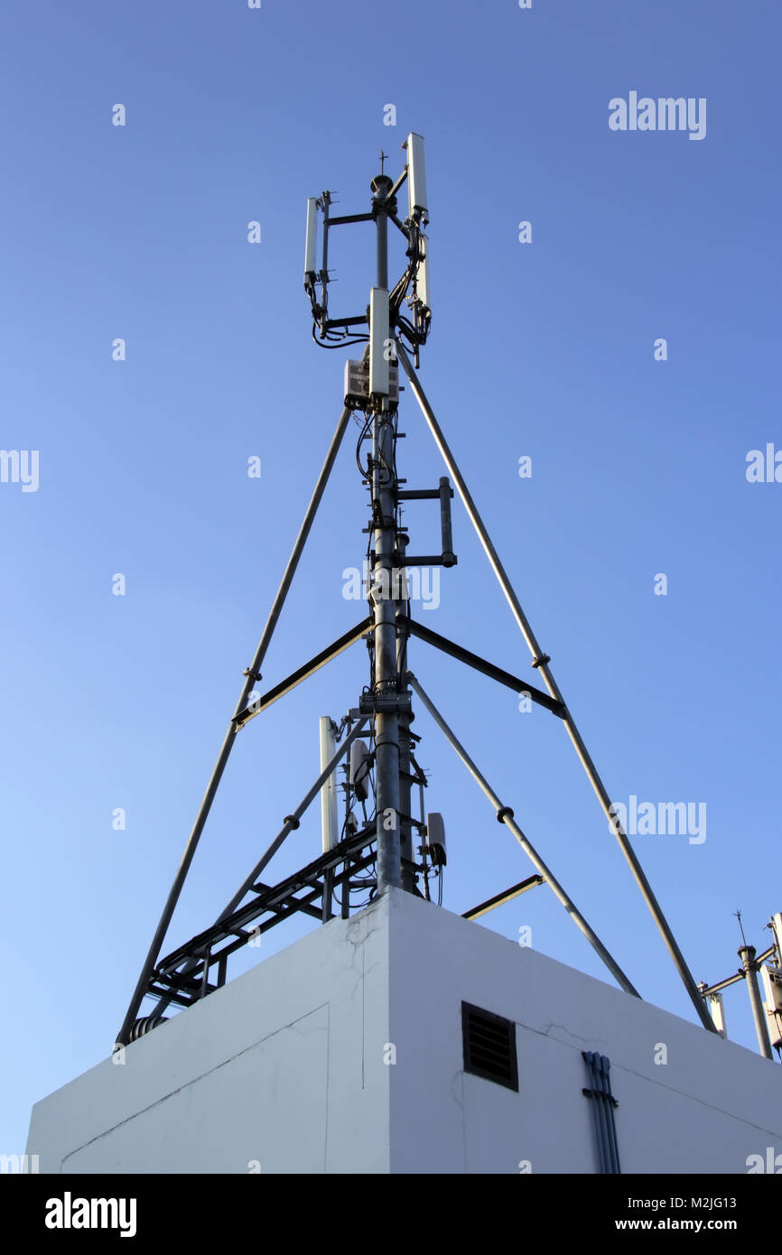 4G sito di cella, Telecom della torre radio o telefono mobile della  stazione di base Foto stock - Alamy