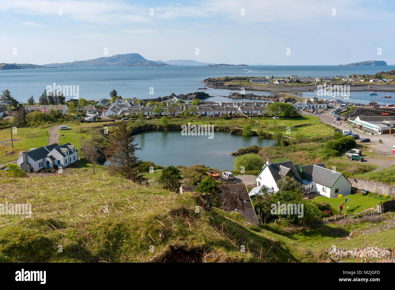 Il punto di vista a Seil isola guardando verso Easdale isola la ex cava di ardesia Foto Stock