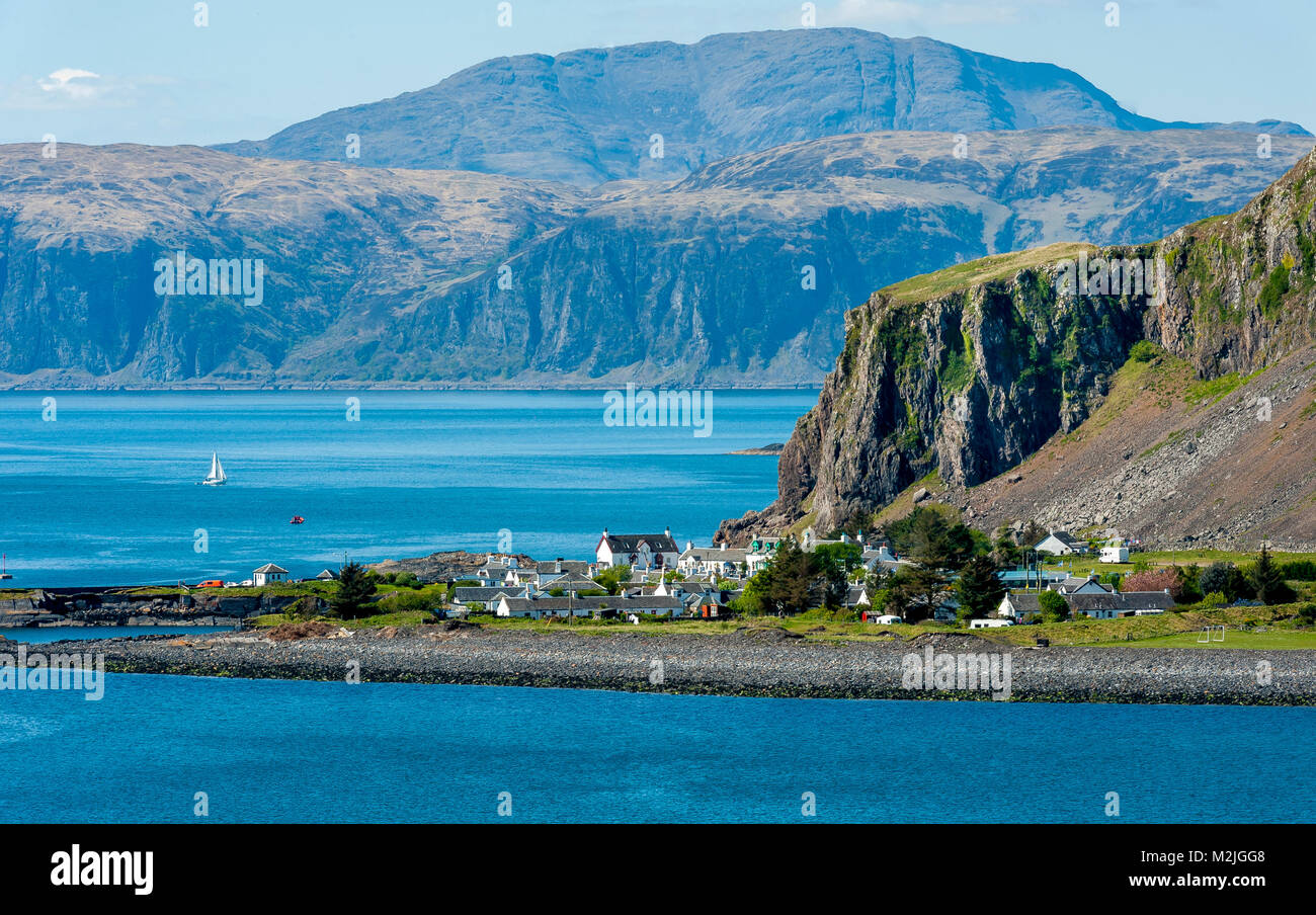 Splendida vista del villaggio di Ellenabeich / Seil Isola, Scozia, con Isle of Mull di fronte all'acqua Foto Stock