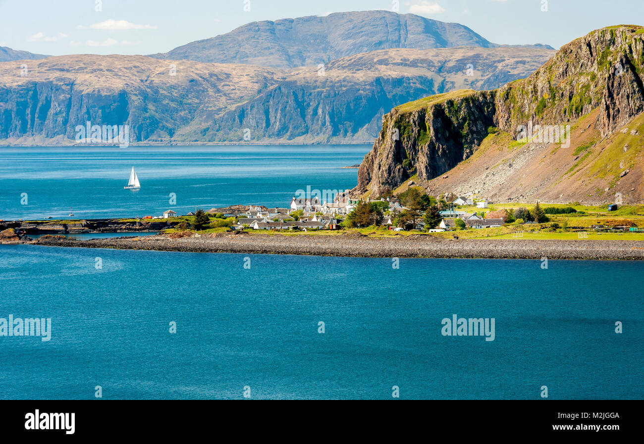 Splendida vista del villaggio di Ellenabeich / Seil Isola, Scozia, con Isle of Mull di fronte all'acqua Foto Stock