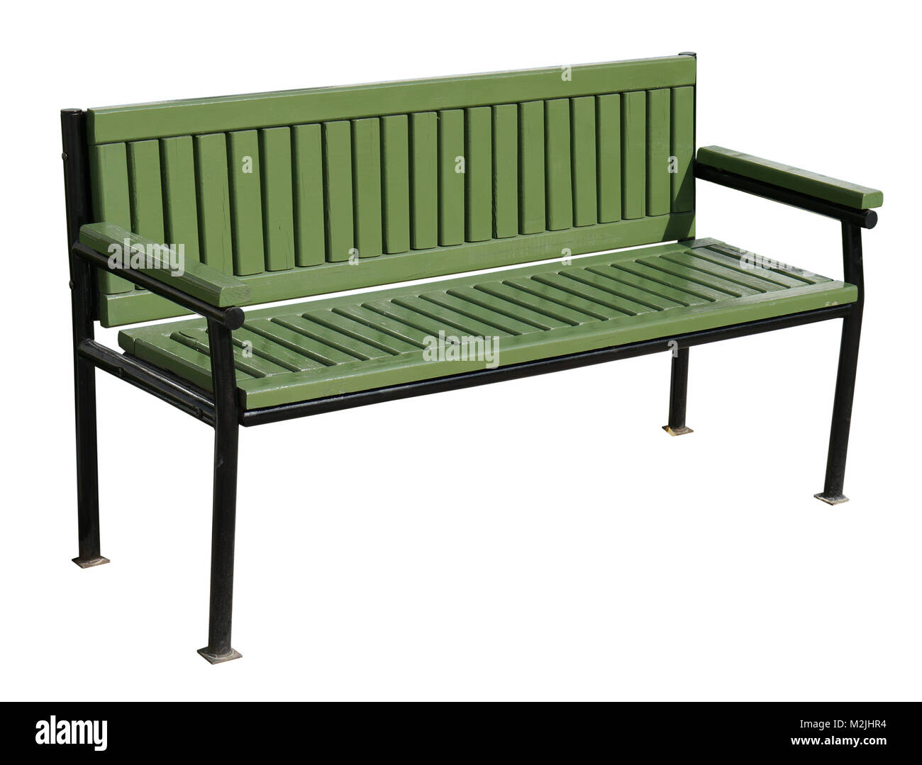 Verde Nuovo banco di riposo in estate parco pubblico.isolato su bianco. Telaio in metallo. Il sedile e lo schienale sono realizzati in pannelli di legno. Foto Stock