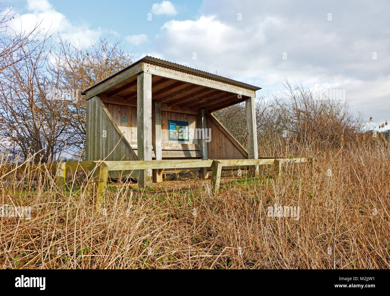Una vista di un a vetrina aperta la visualizzazione di un riparo in una Riserva Naturale sulla Norfolk Broads a Surlingham, Norfolk, Inghilterra, Regno Unito, Europa. Foto Stock