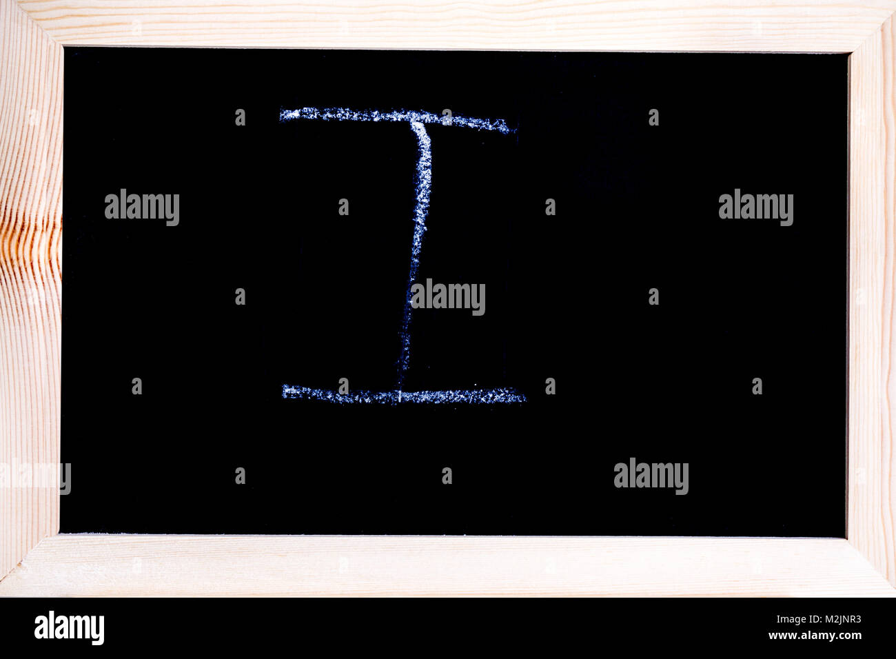 Lavagna con gesso bianco che mostra la scrittura della lettera I maiuscola Foto Stock