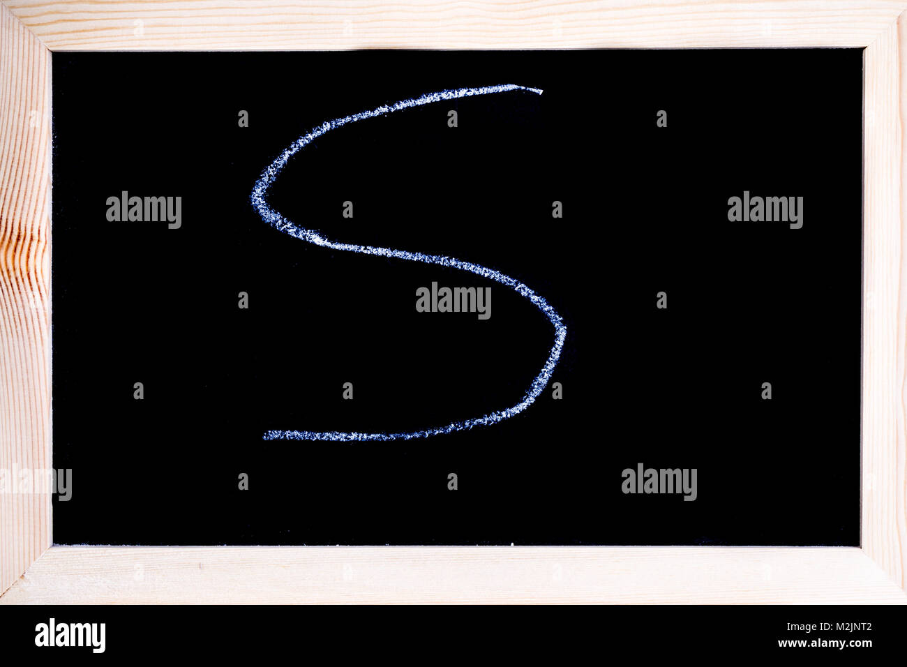 Lavagna con gesso bianco che mostra scrittura lettera maiuscola S Foto Stock