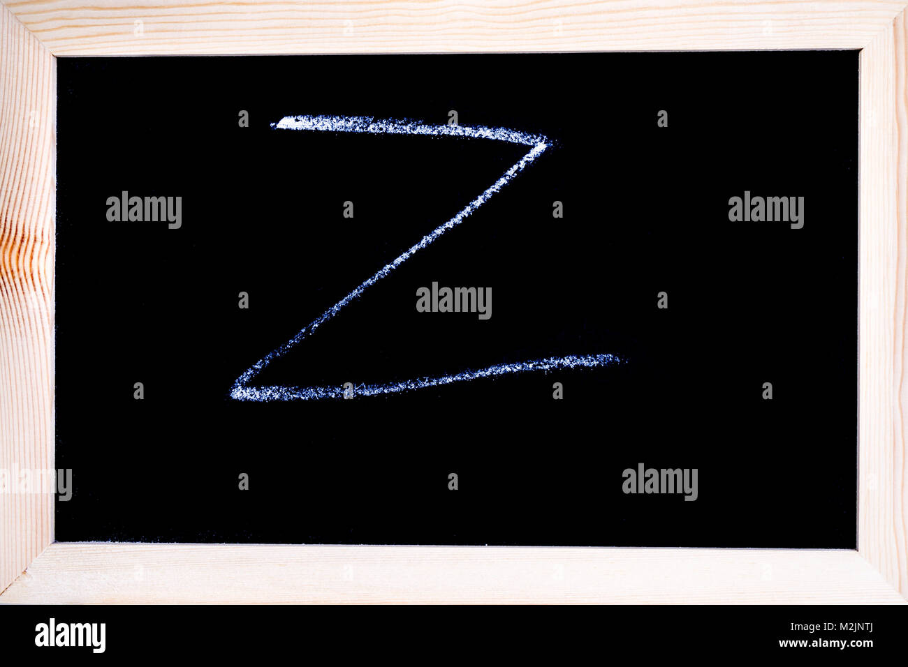 Lavagna con gesso bianco che mostra scrittura capitale lettera Z Foto Stock