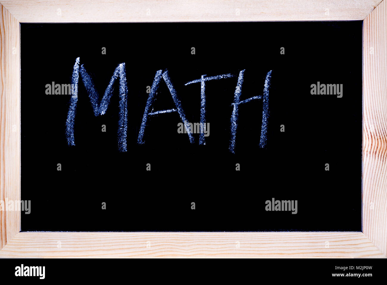 Lavagna con gesso bianco che mostra la scrittura matematica Foto Stock
