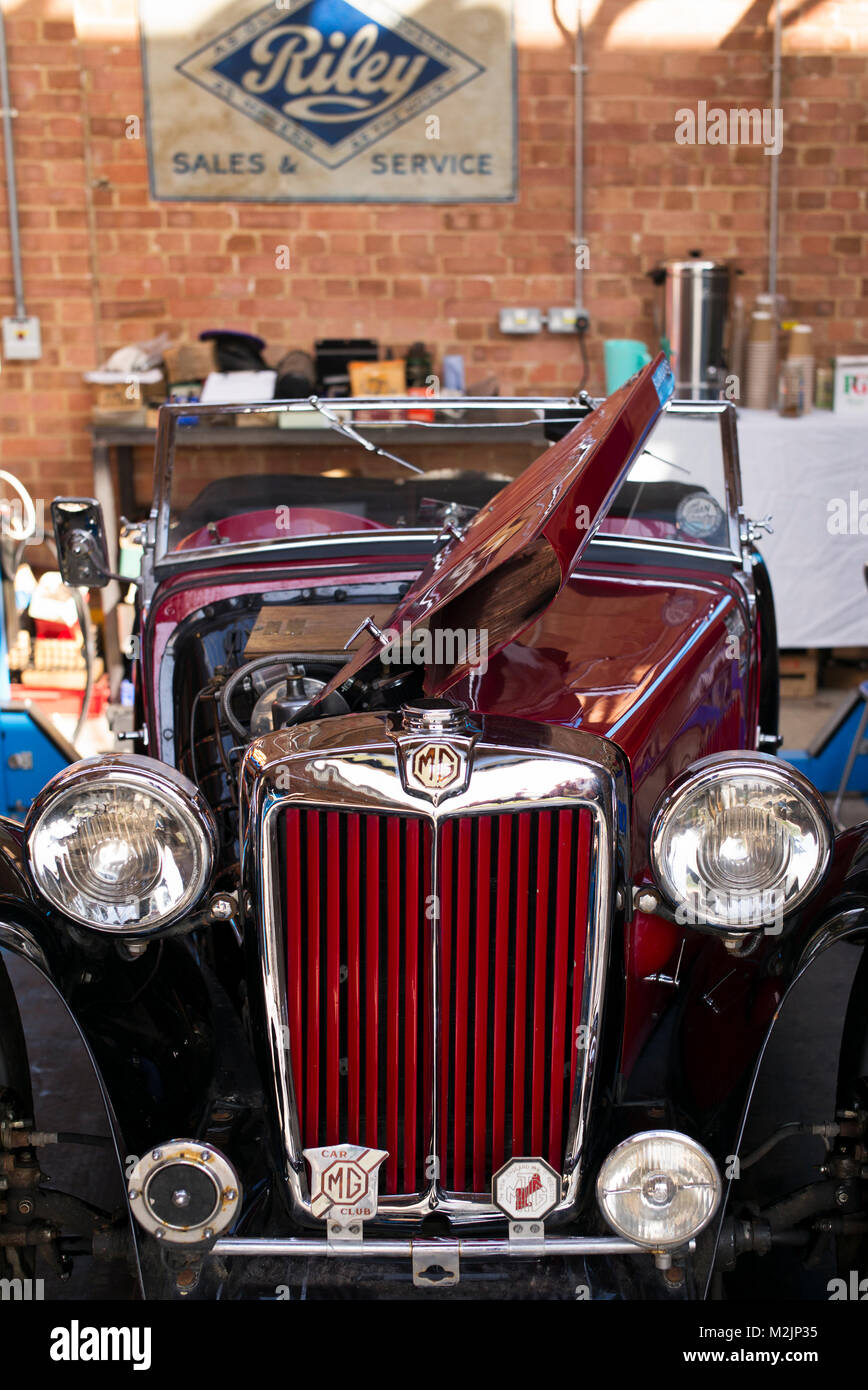 L'annata 1939 MG auto in un vintage laboratorio di restauro a Bicester Heritage Centre. Bicester, Oxfordshire, Inghilterra Foto Stock
