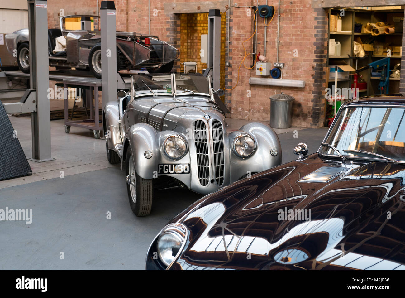 L'annata 1938 BMW auto in un vintage laboratorio di restauro a Bicester Heritage Centre. Bicester, Oxfordshire, Inghilterra Foto Stock