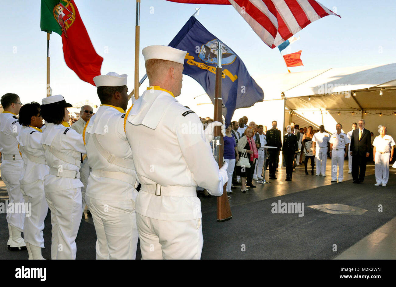 6 Il comandante della flotta e l'ambasciatore degli Stati Uniti a Portgugal colori presentati dalla nave da EUCOM Foto Stock