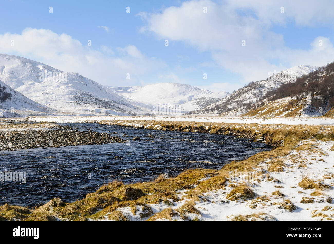 Il fiume Findhorn avvolgimento attraverso la Findhorn valle al di sotto della coperta di neve Monti Monadhliath in Inverness-shire, Scozia. Marzo. Foto Stock