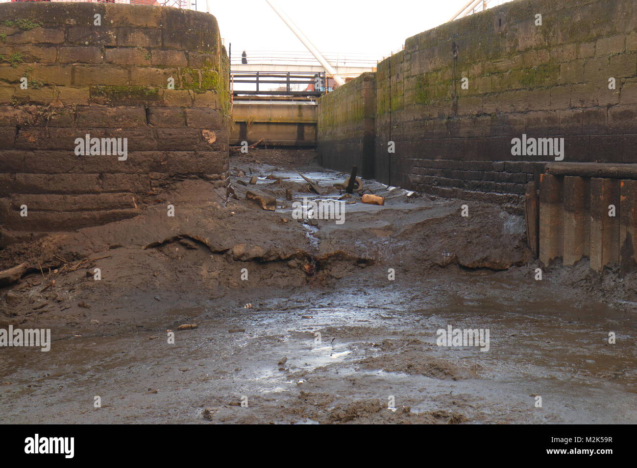 Fondo di un canale drenato serratura in Leeds Foto Stock
