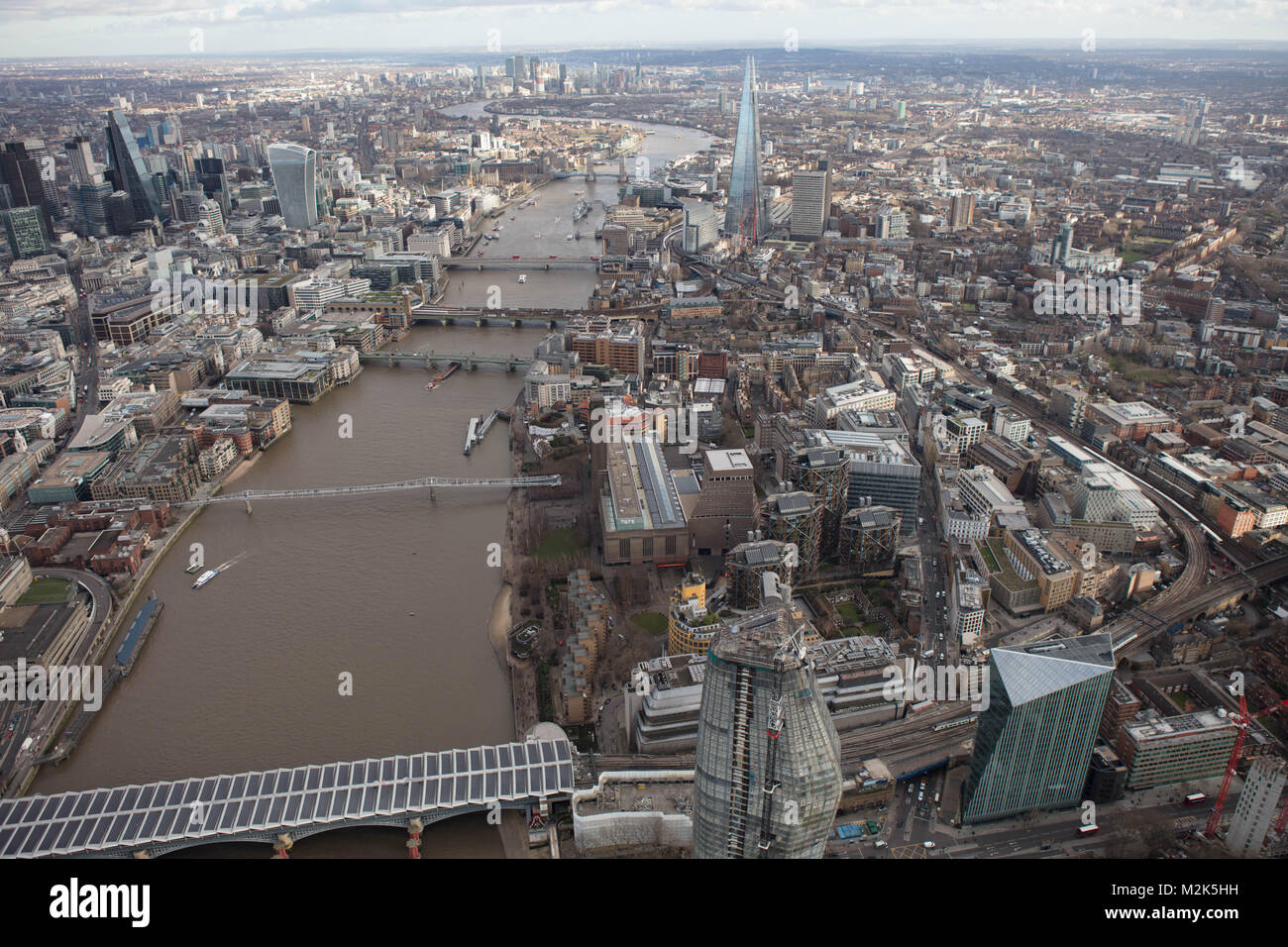 Una veduta aerea di Londra guardando verso est lungo il fiume Tamigi da Blackfriars Bridge con Canary Wharf visibile in distanza. Foto Stock