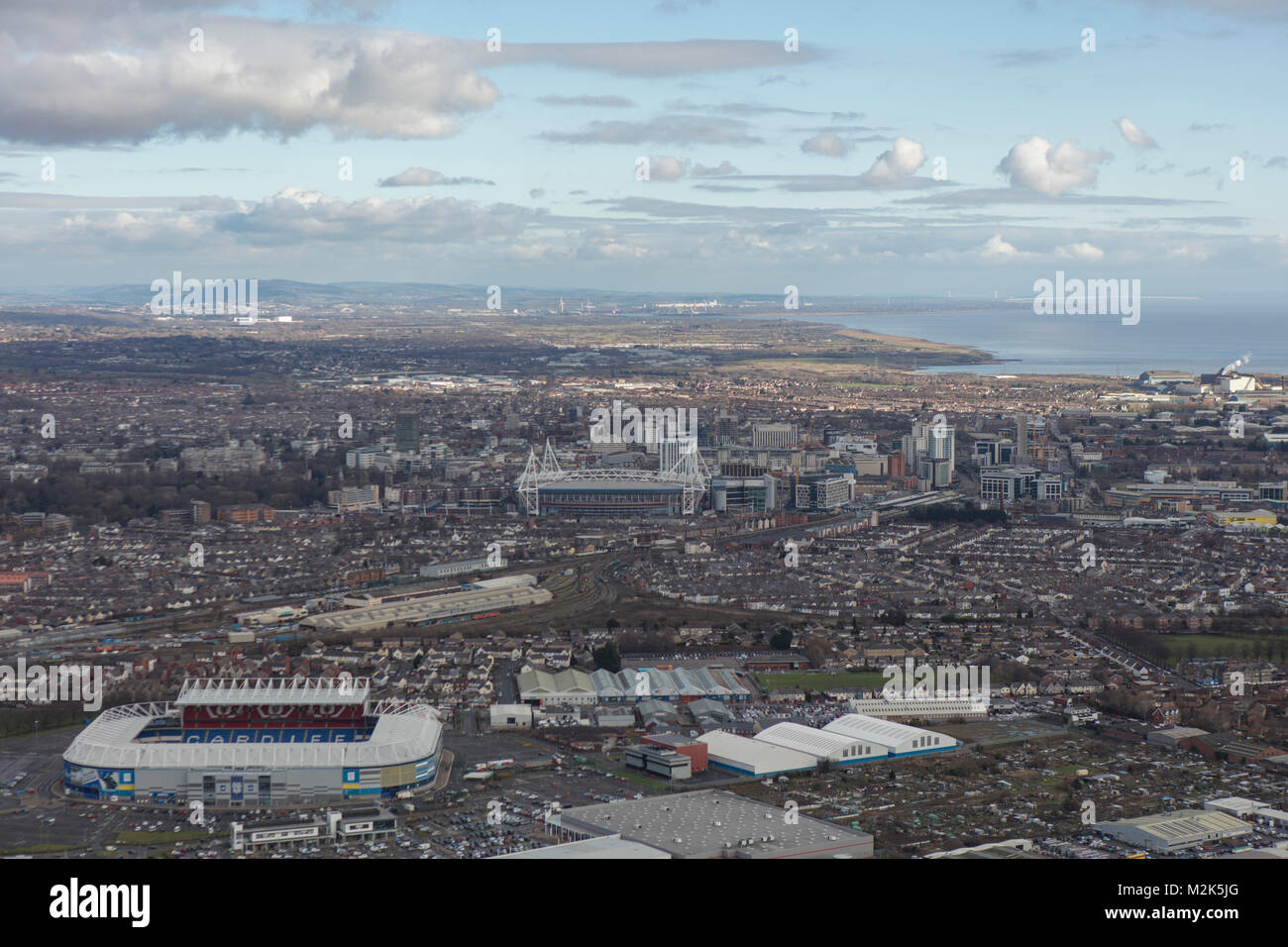 Una veduta aerea dello skyline della capitale gallese Cardiff con il canale di Bristol visibile oltre Foto Stock