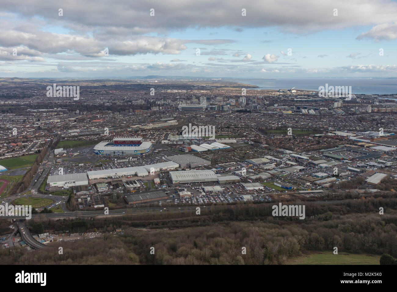 Una veduta aerea dello skyline della capitale gallese Cardiff con il canale di Bristol visibile oltre Foto Stock