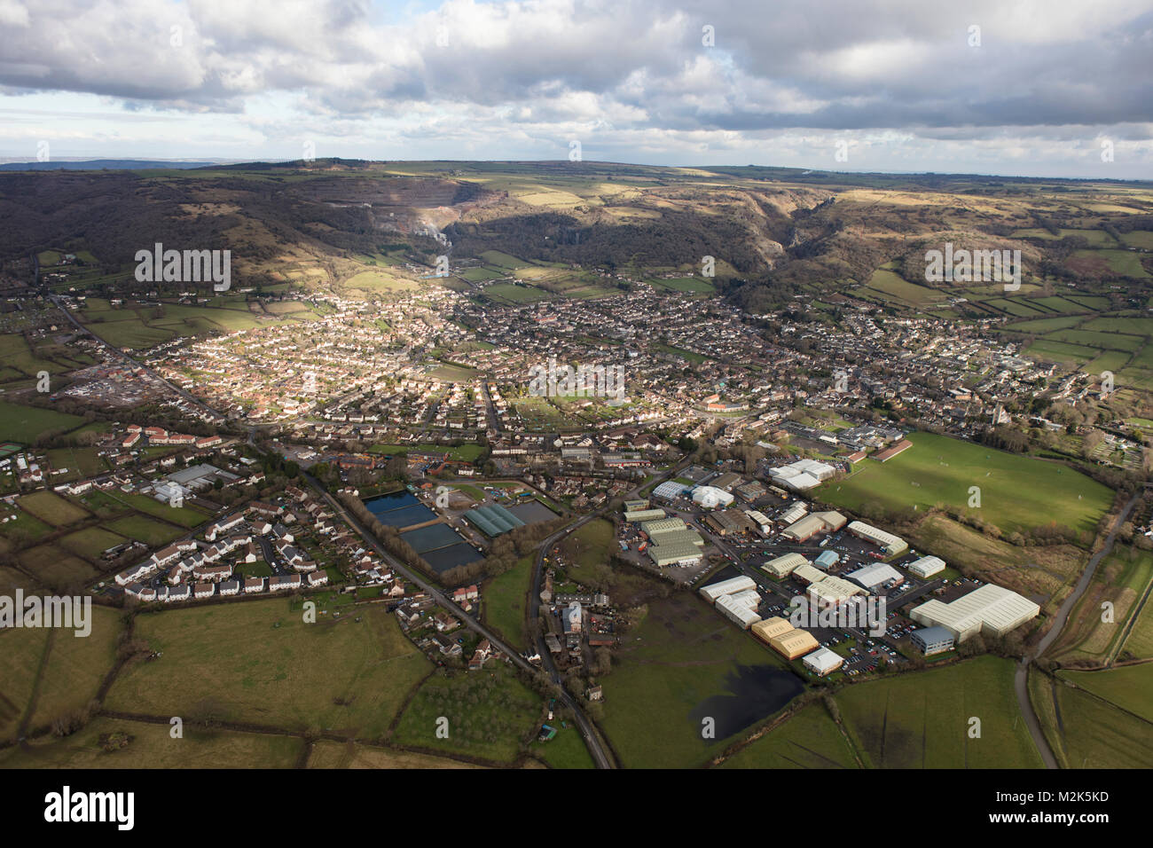 Una veduta aerea del Somerset village di Cheddar e la circostante campagna di Somerset Foto Stock