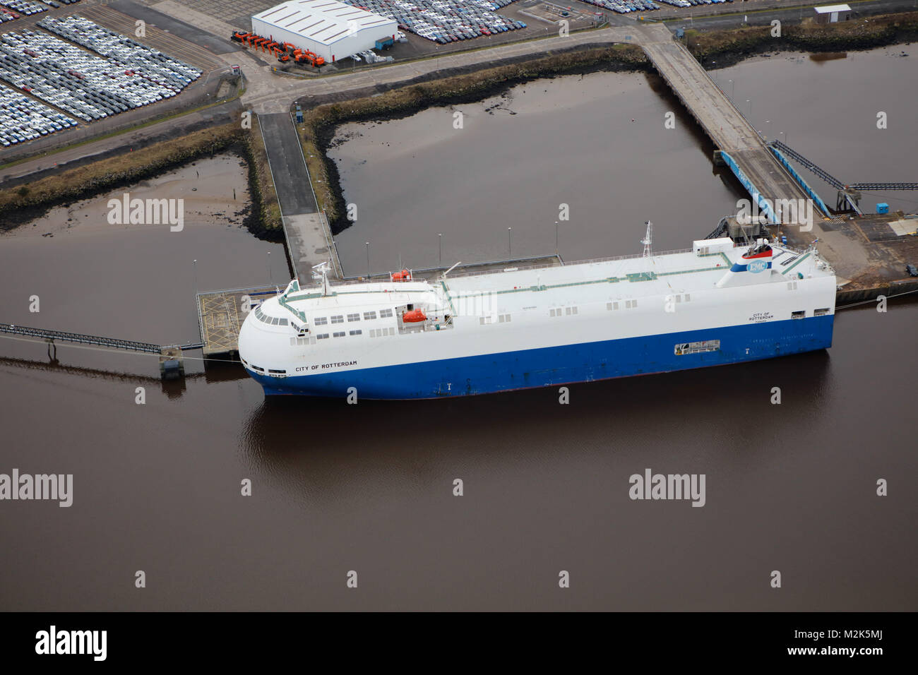 Una veduta aerea di un auto vettore scarico presso un porto britannico Foto Stock