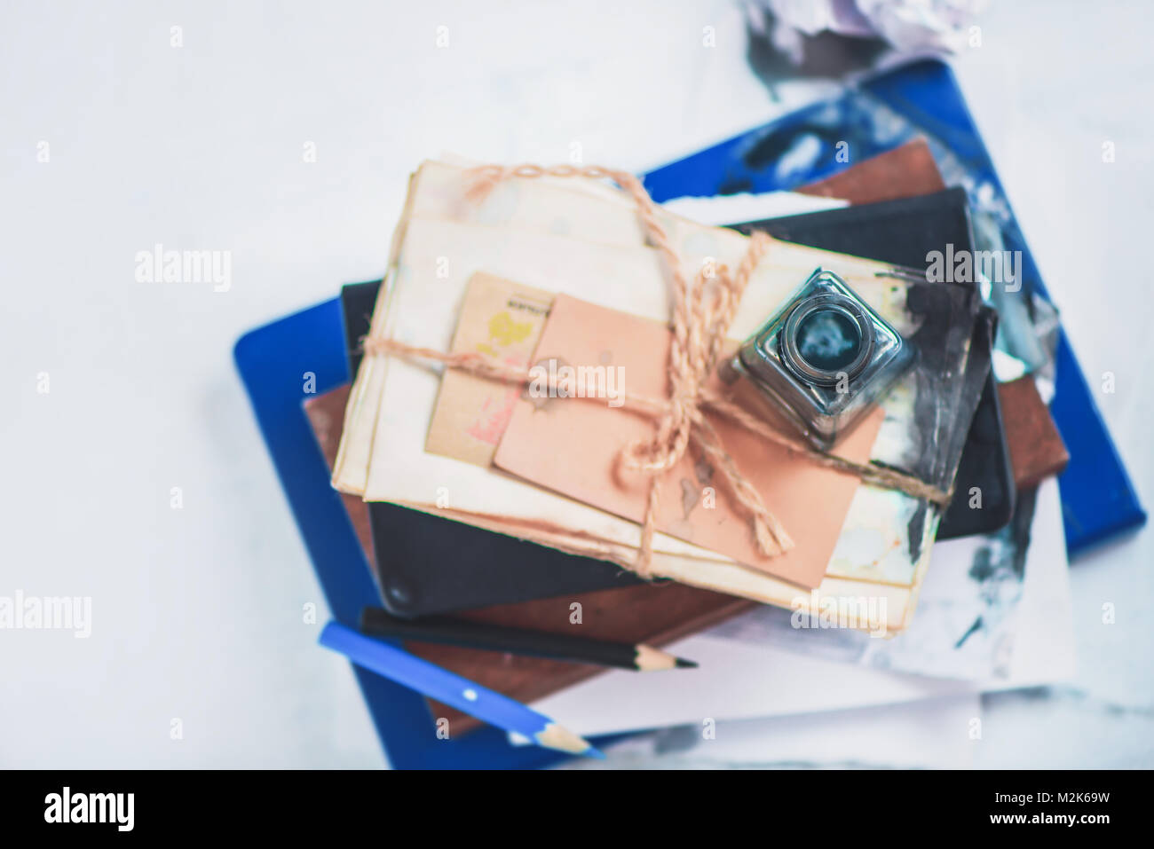 La testata con lo scrittore workplace. Inkwell su una pila di bozze, astucci per matite e carte. Elevato La chiave ancora in vita. Scrittura creativa concetto con copia spazio. Foto Stock