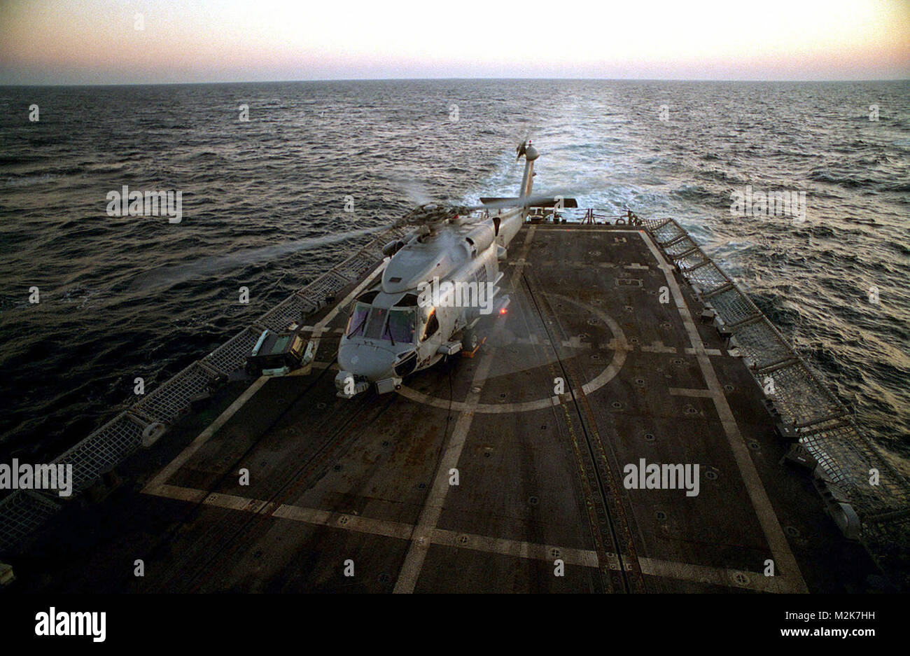 Un US Navy SH-60B Mare Hawk elicottero elicottero leggero Anti-Submarine Squadron 42 (HSL-42), Mayport Naval Station, Mayport, Florida, si prepara a prendere il via dal ponte di volo di Oliver hazard Perry classe missile guidato fregata USS Samuel B. ROBERTS (FFG 58). La Roberts è il pattugliamento nel Golfo Persico a sostegno dell'Asia sud-ovest di accumulo. 980303-N-2568S-018 da navalsafetycenter Foto Stock