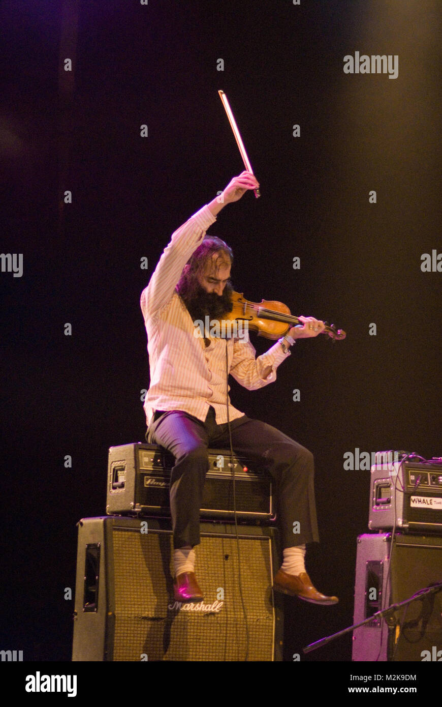 Sporco tre [Warren Ellis nella foto] performing live a tutti domani le parti a Butlins in Minehead. 4 al 6 dicembre 2009. Foto Stock