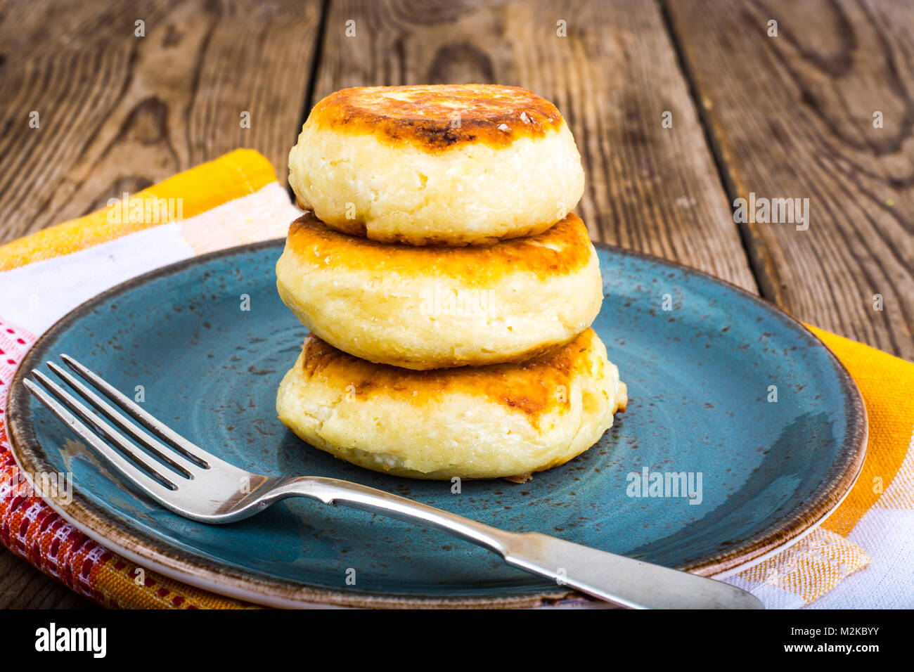 Hot deliziose frittelle di cagliata con insalata di frutta e yogurt Foto Stock