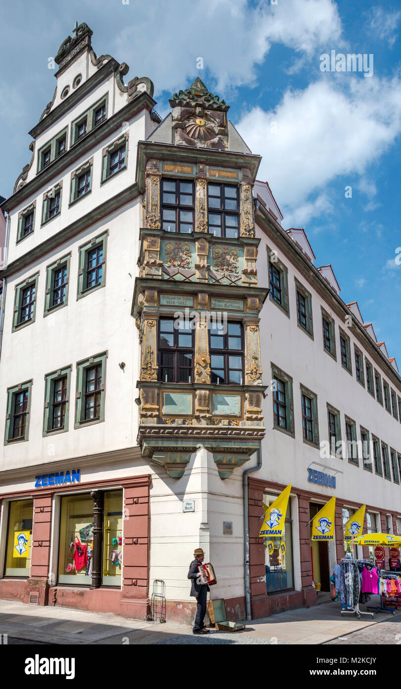 Oriel window, datata 1617, a casa su Burgstrasse 5, musicista di strada, Freiberg, Bassa Sassonia, Germania Foto Stock