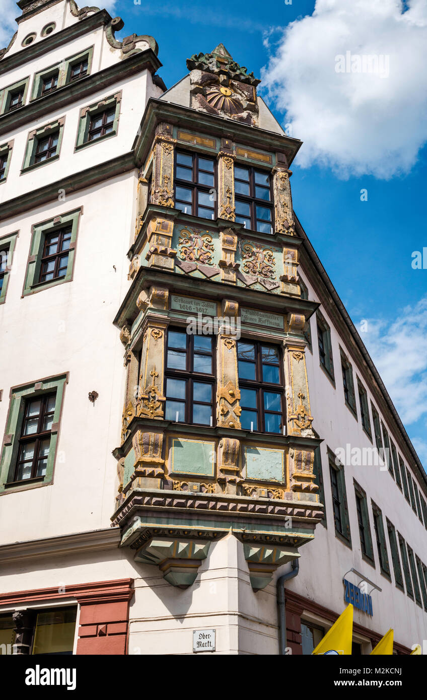 Oriel window, datata 1617, a casa su Burgstrasse 5, musicista di strada, Freiberg, Bassa Sassonia, Germania Foto Stock