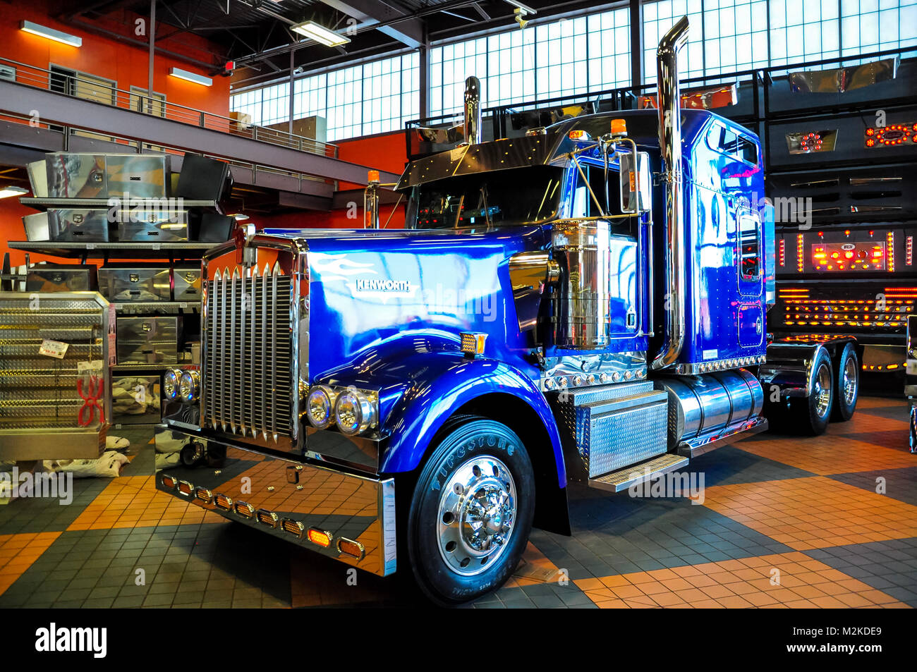 OMAHA, Nebraska - Febbraio 24, 2010 - blu Kenworth W900 semi carrello visualizzato in Iowa 80 truckstop. Foto Stock