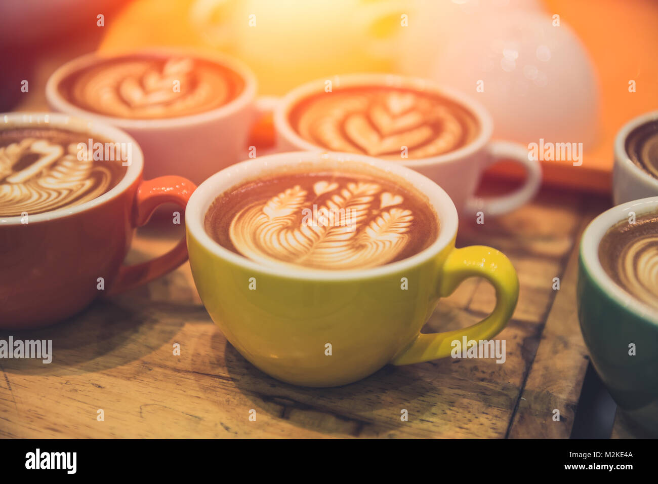 Caffè latte art popolare bevanda calda servita sulla tavola di legno al cafe'. Foto Stock
