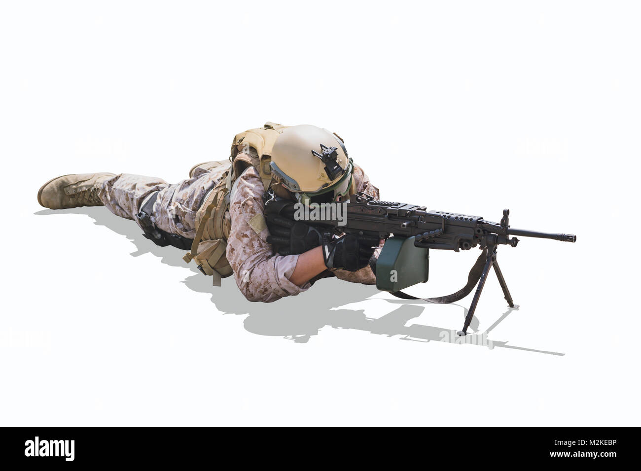 Militari esercito soldato giace prono su una macchina di sparo cannone M249 isolato su bianco Foto Stock