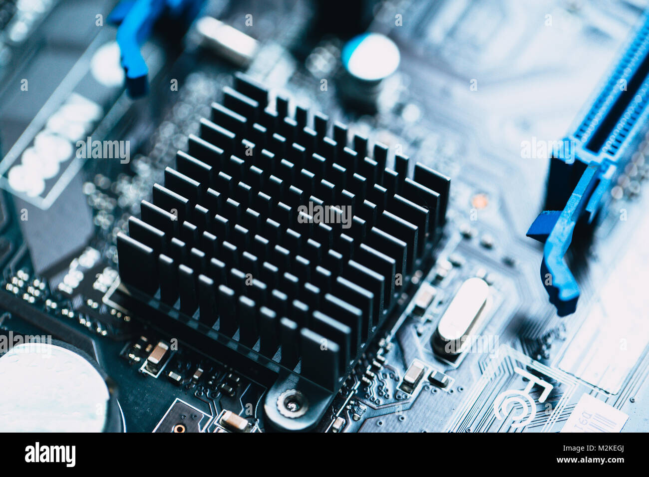 Dissipatore di calore in alluminio installazione a circuito integrato del computer per il raffreddamento di chip. Foto Stock