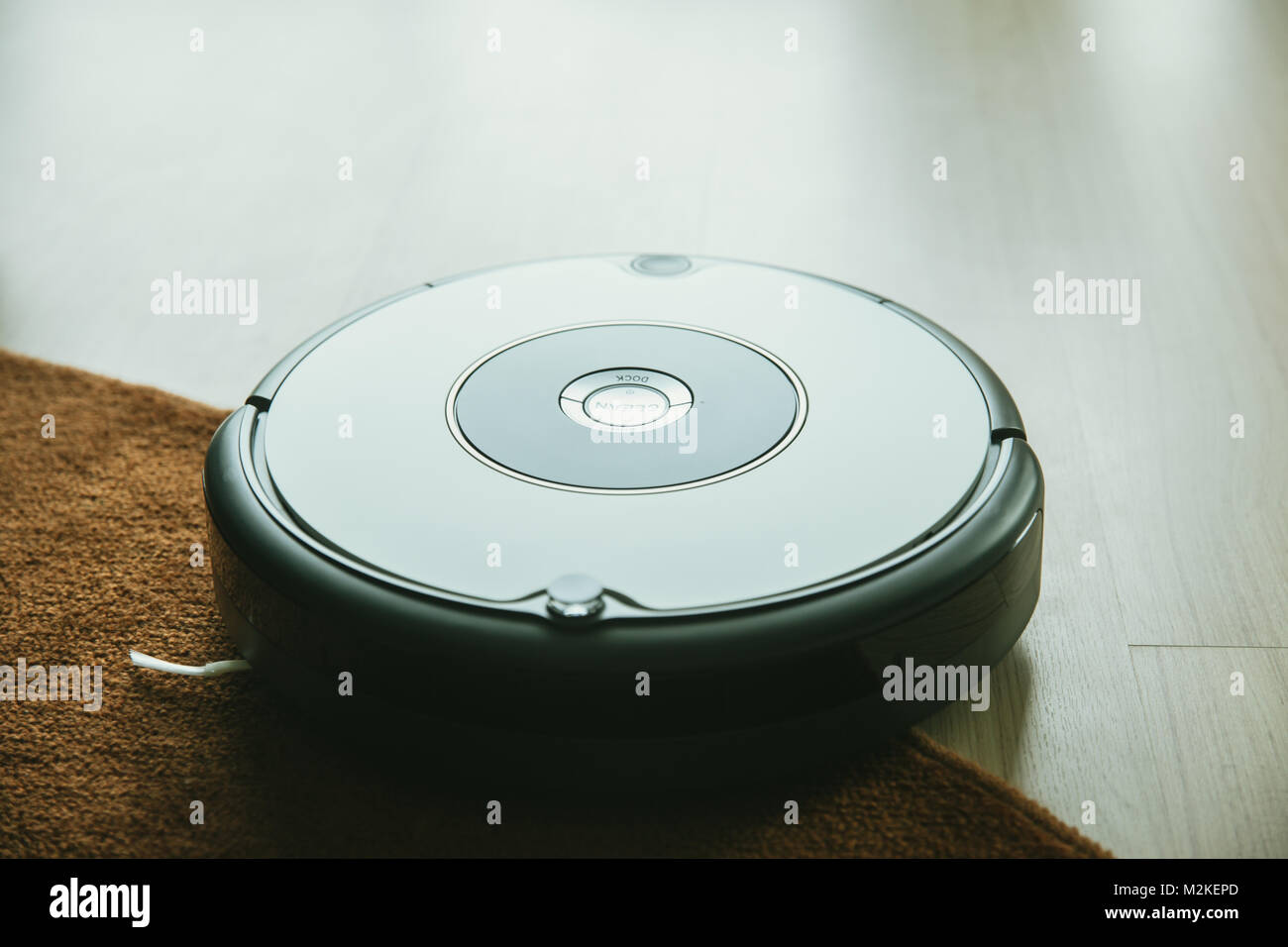 Il robot di pulire la camera casa moderna tecnologia il concetto di stile di vita Foto Stock