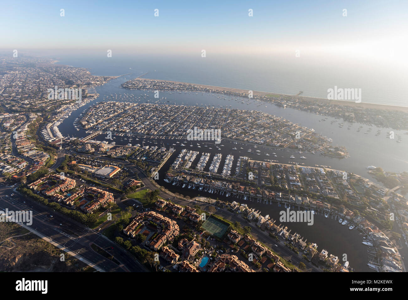 Vista aerea del pomeriggio nebbia costiera e del sole al di sopra di Newport Beach e Balboa Island in Orange County in California. Foto Stock
