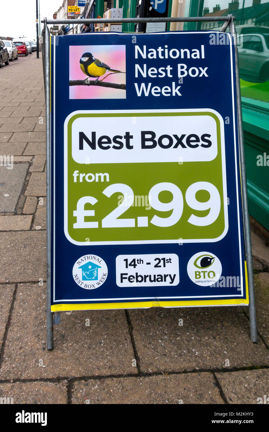 Un generale store shop segno pubblicità bird scatole di nido per la vendita per il National scatola di nido settimana di febbraio dal XIV al XXI 2018 Foto Stock