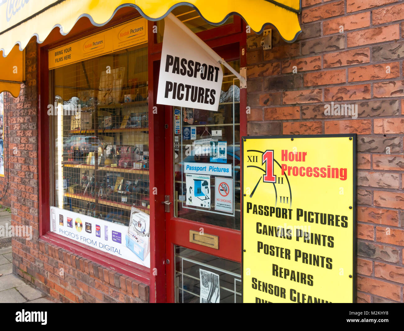 Un piccolo business fotografico vendita di telecamere e di apparecchiature fotografiche e i servizi di stampa compreso passaporto e ID foto Foto Stock