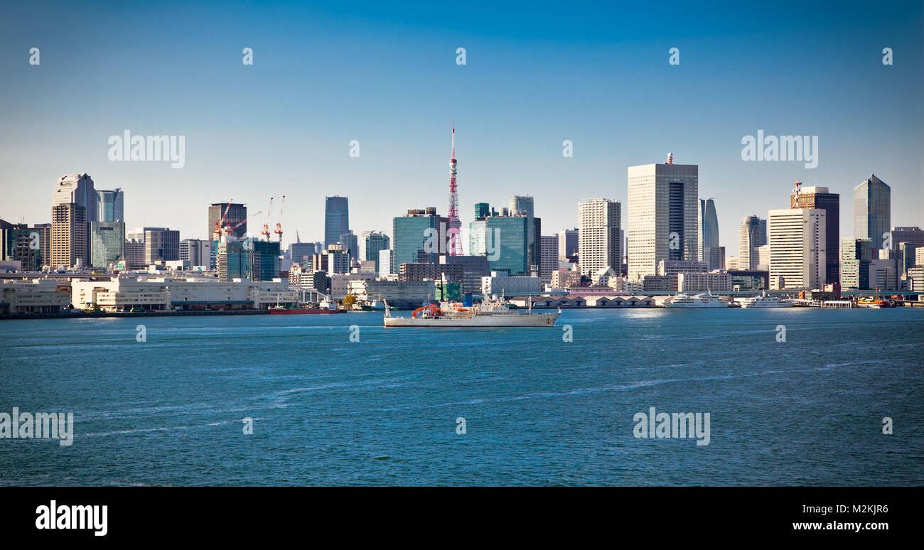 Vista panoramica sulla città di Tokyo dal fiume Sumida, Giappone. Giorno foto. Foto Stock