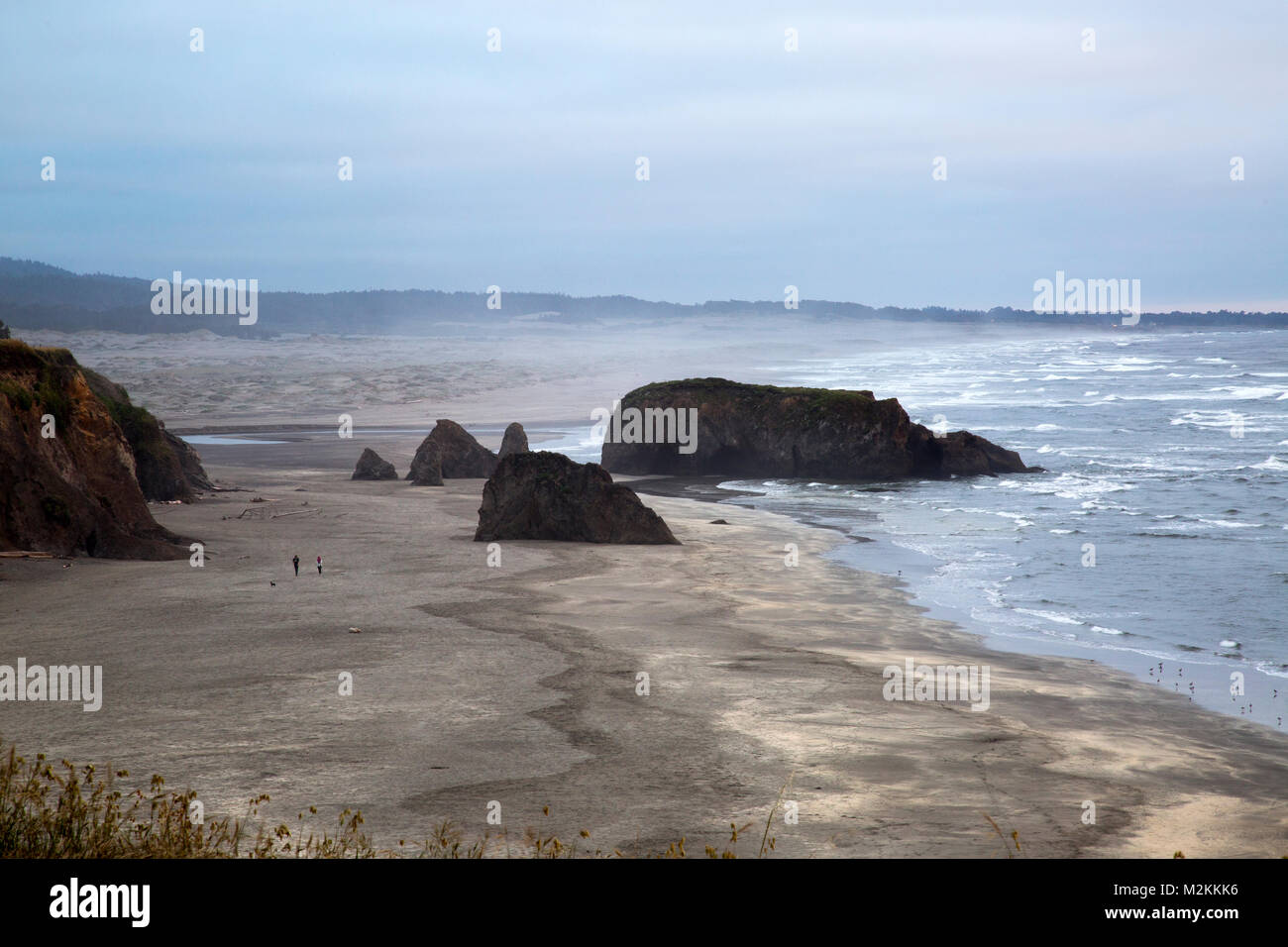 Costa di Mendocino, in California con monoliti. La bassa marea, con 2 persone a piedi Foto Stock