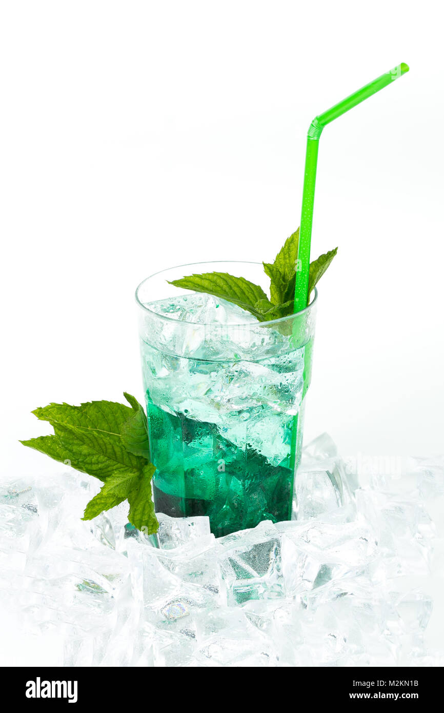 Iced green sciroppo di menta con acqua tonica e cubetti di ghiaccio.  Isolato su sfondo bianco Foto stock - Alamy