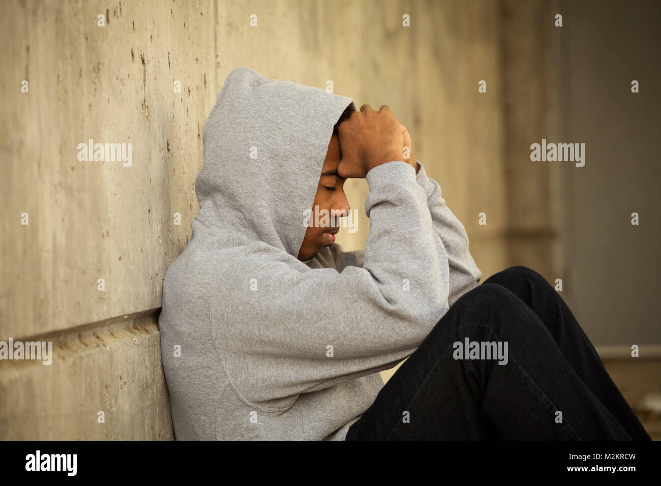 African American young teen sentirsi depressi. Foto Stock
