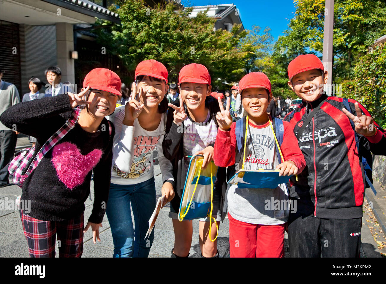 KYOTO, Giappone-ott 24,2014: scuola giapponese bambini con cappucci rossi ridere in strada il Ott 24, 2014, Kyoto, Giappone. Foto Stock