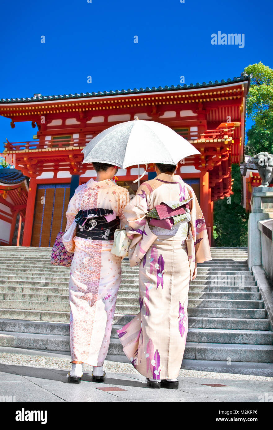 Ragazze giapponesi giapponesi con vestiti tradizionali (Yukata) sono a piedi nel Yasaka-jinja santuario a Kyoto, in Giappone. Foto Stock