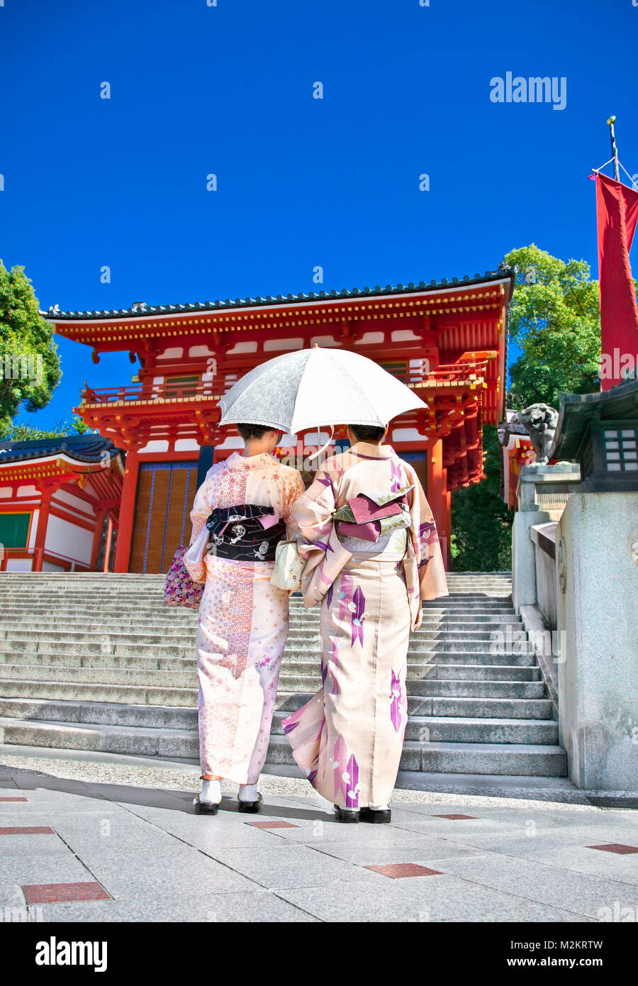 Ragazze giapponesi giapponesi con vestiti tradizionali (Yukata) sono a piedi nel Yasaka-jinja santuario a Kyoto, in Giappone. Foto Stock