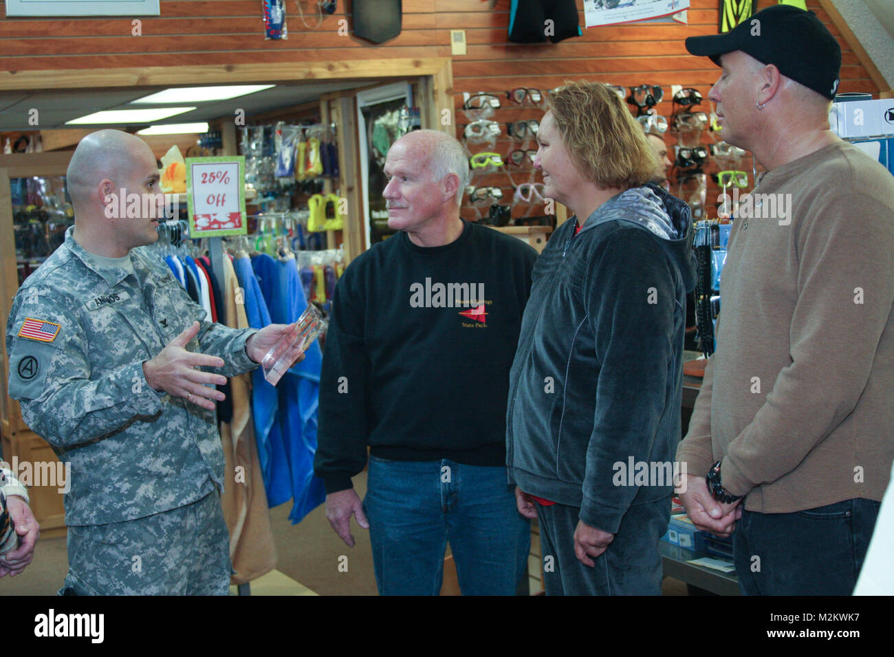 Lynnhaven Dive Center i proprietari e il personale, riceveranno una targa DA PARTE DEGLI STATI UNITI Esercito di ingegneri, Distretto di Norfolk Commander, Col. Dionisio Anninos, per consentire al distretto di utilizzare la piscina per la sua zattera di esercizio. Presentazione di placca (090119-A-5177B-023) da norfolkdistrict Foto Stock