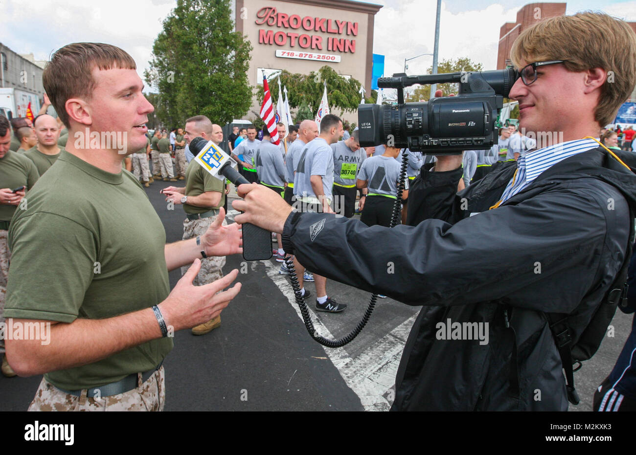 Medal of Honor destinatario Sgt. Dakota Meyer, conduce un intervista con Marcus DiPaola, un reporter lavora con ny1, prima dell'inizio del tunnel per le torri esecuzione in Brooklyn sett. 29. Tunnel di torri, a 5 chilometro di eseguire, si tiene ogni anno in onore del pompiere Stephen Siller. Siller, che correva per la World Trade Center attraverso il Tunnel della batteria con tutta la sua marcia su durante gli attacchi su 9/11, in definitiva ha perso la vita durante il suo tentativo di salvare gli altri. (U.S. Marine Corps photo by Capt. Timothy irlandesi). 130929-M-JJ315-007 da NYCMarines Foto Stock